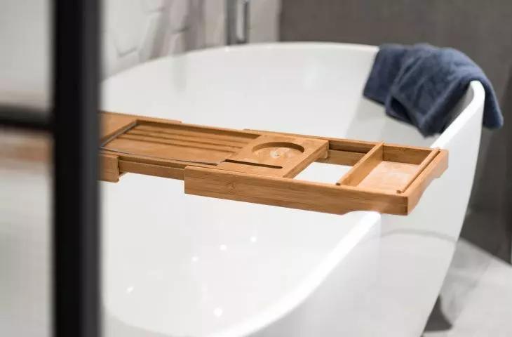 Oval tub harmonizes with arched faucet