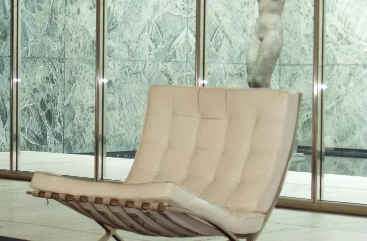 Fotel Barcelona w Pawilonie Niemiec w Barcelonie projektu Miesa van der Rohe i Lilly Reich
