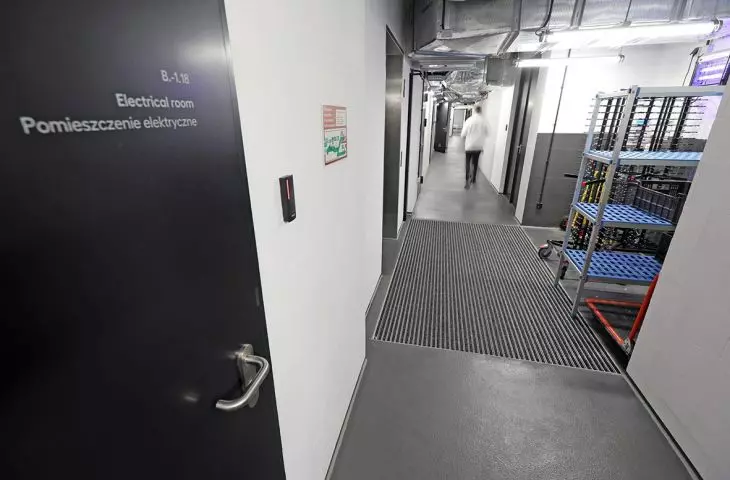 Posadzki Flowcrete korytarze