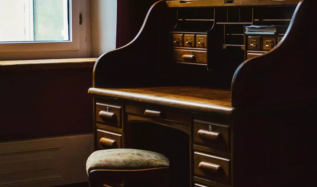 Biurko w stylu vintage może być głównym elementem aranżacji w stylu Dark Academia