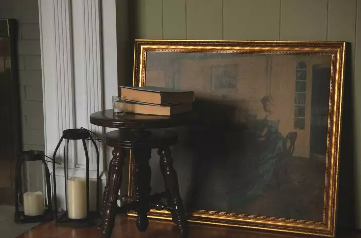 Paintings in gold frames will add a classic charm to the interior