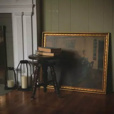 Paintings in gold frames will add a classic charm to the interior