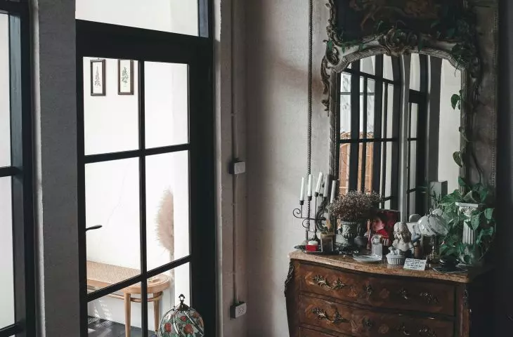 Vintage furniture will add a classic touch to the interior