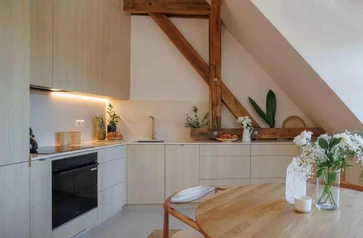 The cabinetry was made to measure. As a result, it was possible to maximize the use of space with bevels