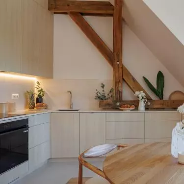 The cabinetry was made to measure. As a result, it was possible to maximize the use of space with bevels