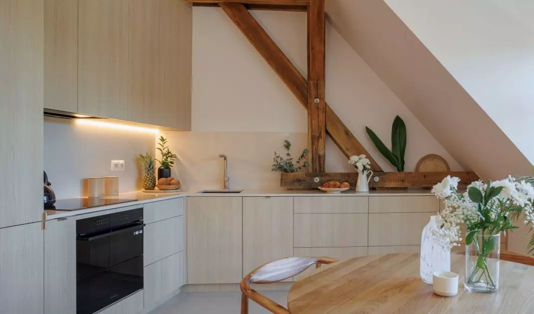The cabinetry was made to measure. As a result, it was possible to maximize the use of space with bevels