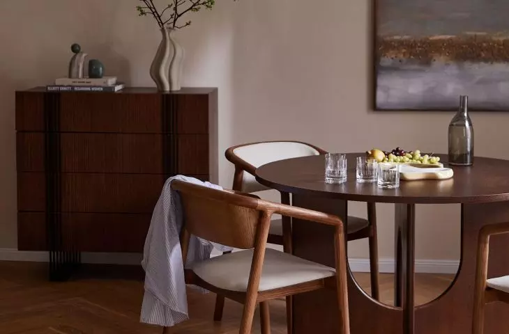 Chocolate shades in the dining room will create a cozy atmosphere
