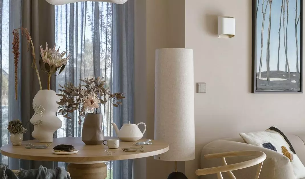 Lampa wisząca nad stołem została wykonana ręcznie