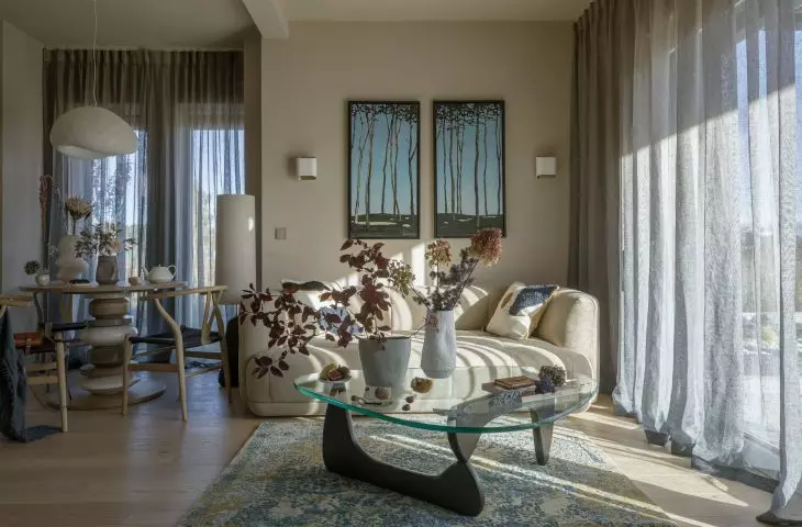 The decor of the cottage is inspired by the surrounding coastal nature 