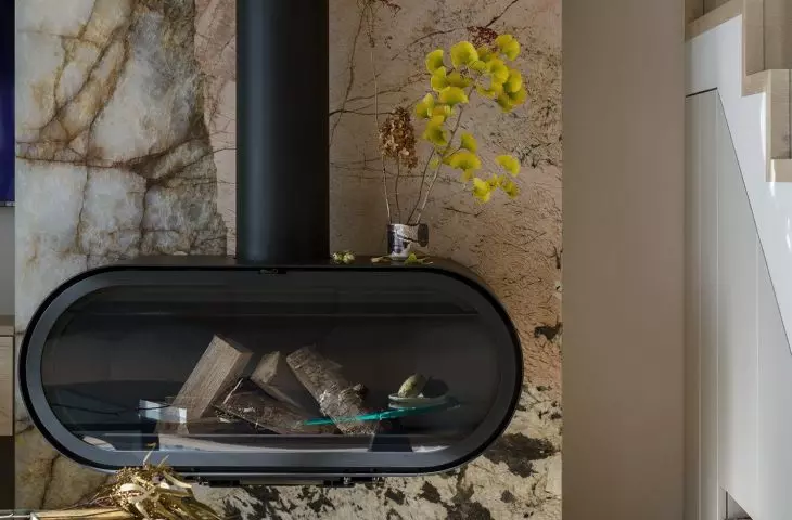 The architect wanted to install a fireplace with a rounded form