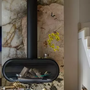 The architect wanted to install a fireplace with a rounded form
