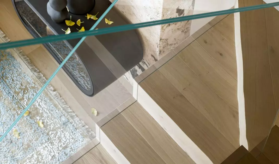 The stair balustrade is recessed into the steps