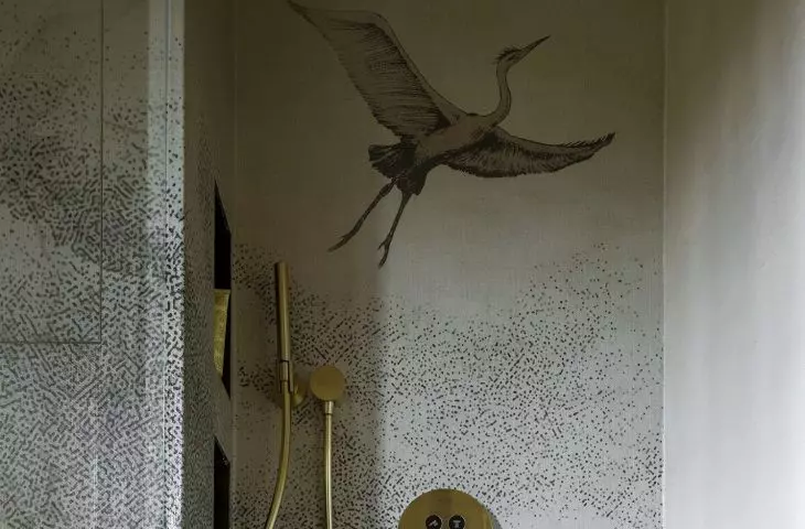The shower area was finished with waterproof wallpaper with a heron motif