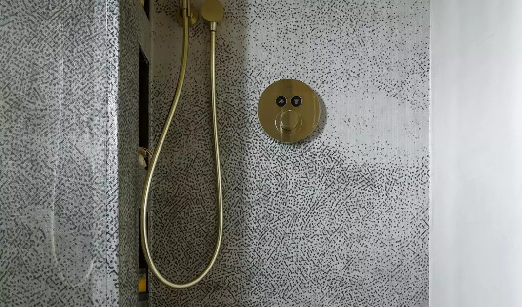 The shower area was finished with waterproof wallpaper with a heron motif