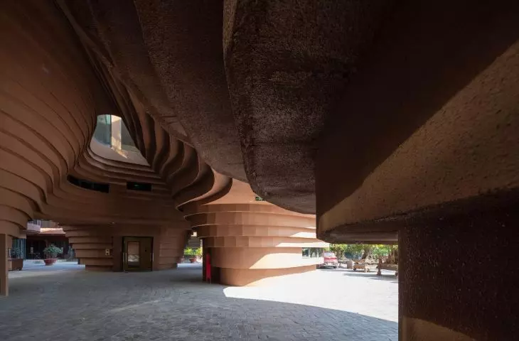Wnętrze The Bat Trang Ceramic Community House