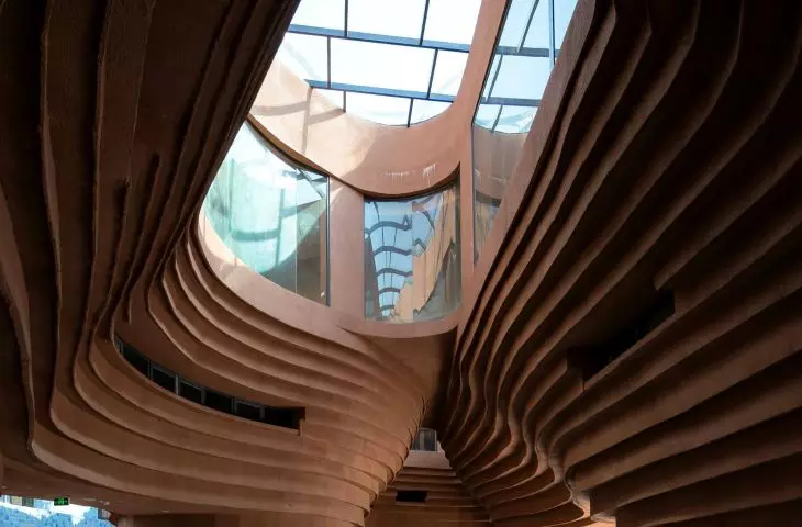 Widok przeszklonego wnętrza.