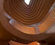 Widok świetlika i spiralnych schodów