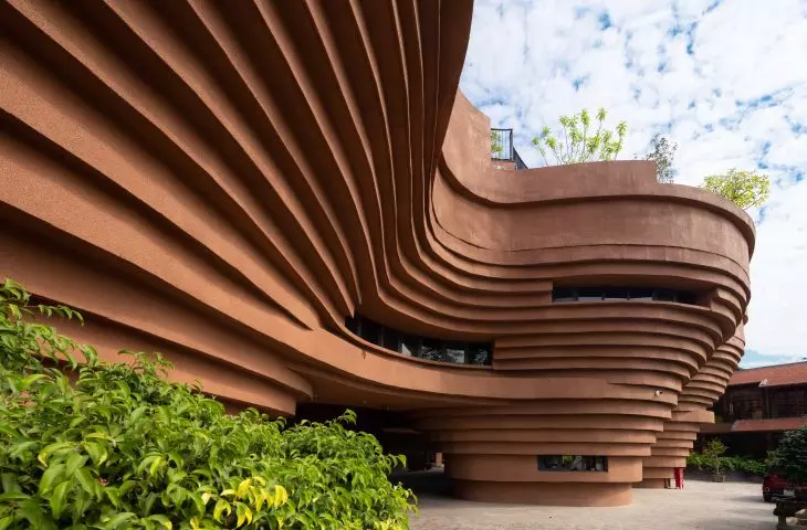 Exterior view of the ceramic wall.