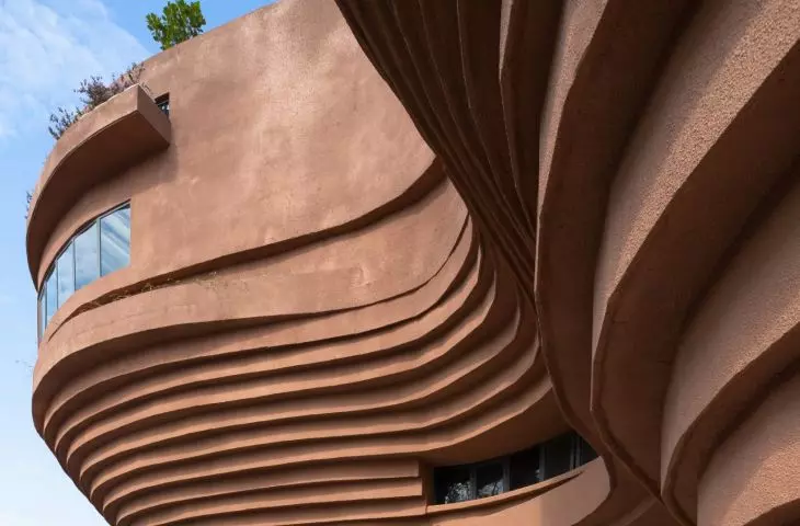 Exterior view of the ceramic wall.