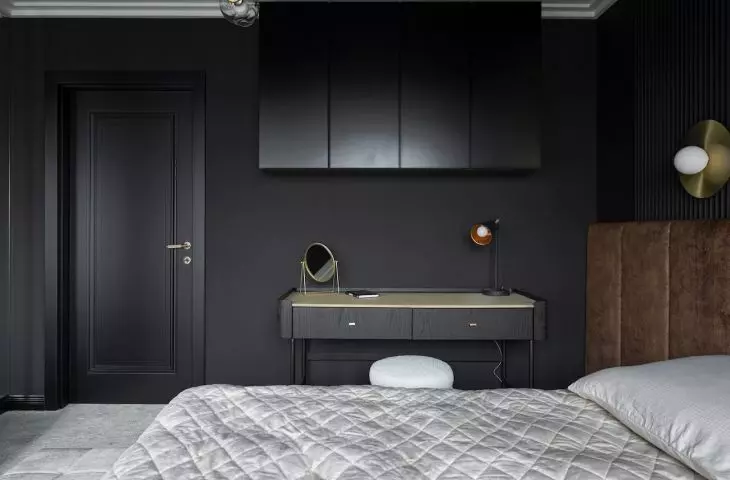 By using elements of the same color, the wall appears monolithic