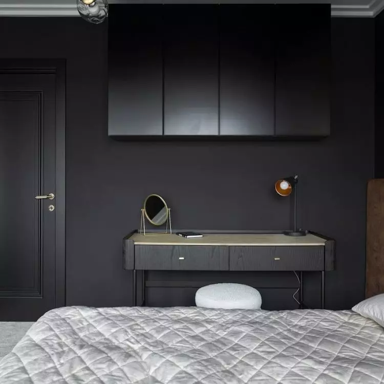 By using elements of the same color, the wall appears monolithic