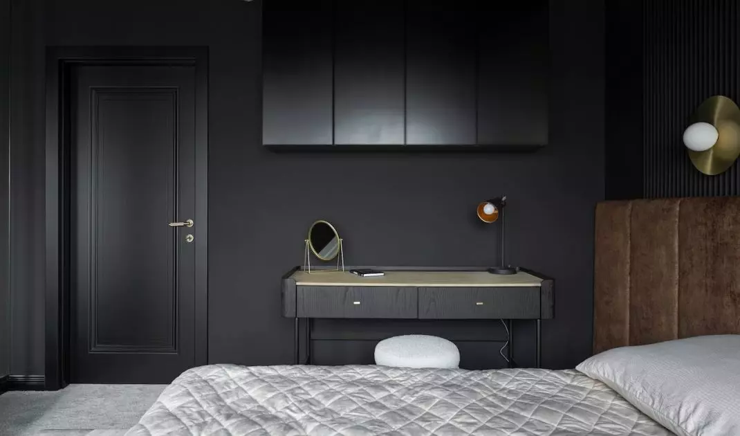 By using elements of the same color, the wall appears monolithic