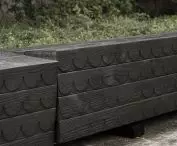 mebel nawiązujący do tożsamości miejsca, unikający przebodźcowania ze względu na sąsiadujący z placówką szkoły ośrodek uczęszczany przez dzieci neuroatypowe