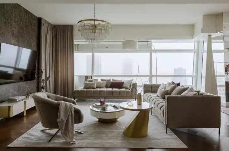 In the focal point of the living area is a striking chandelier