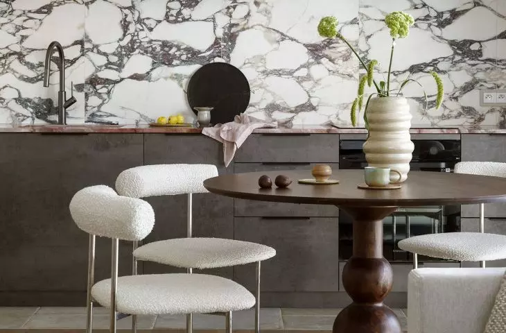 The arrangement of the apartment is very feminine