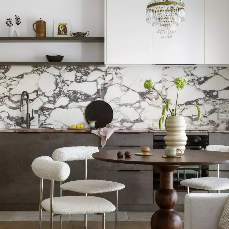The arrangement of the apartment is very feminine