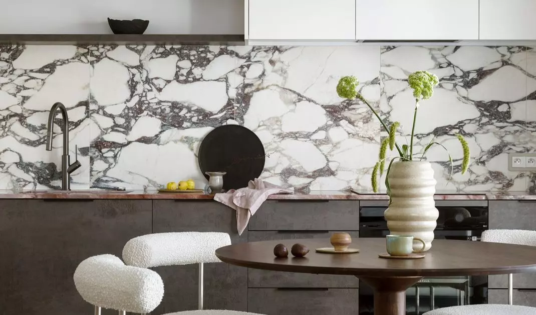 The arrangement of the apartment is very feminine