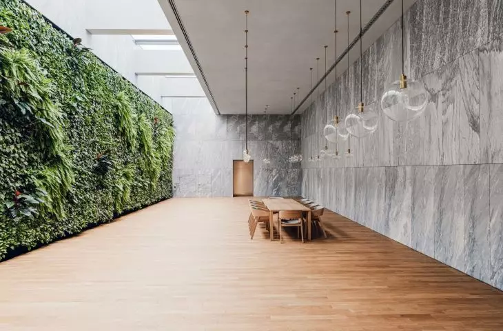 Sala bankietowa w Muzeum Historii Polski w Warszawie - sufit akustyczny Rockfon Mono Acoustic.