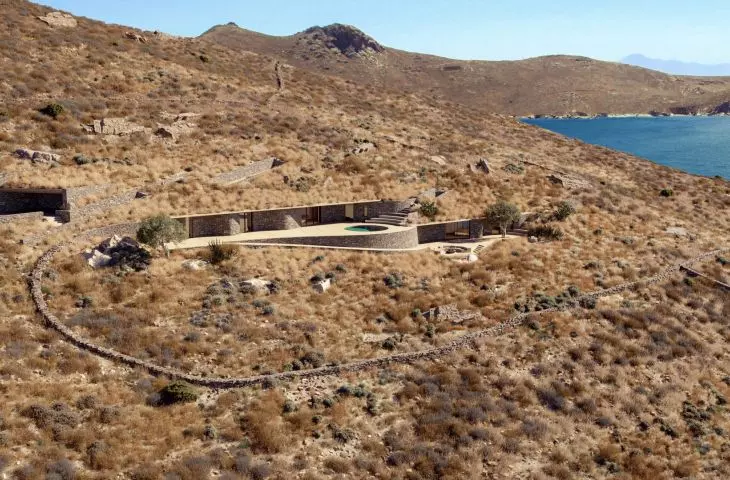 Villa Rhoēs maintains a subtle presence in the landscape thanks to the precise integration of the structure underground