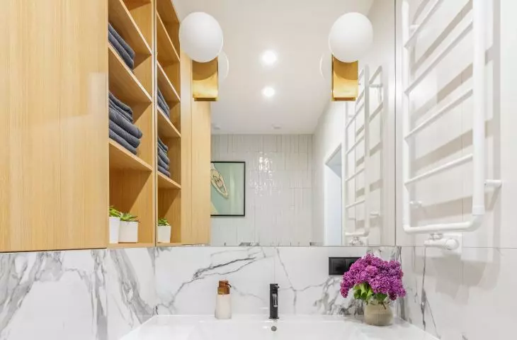In the second bathroom, the architect opted for large-format tiles imitating marble