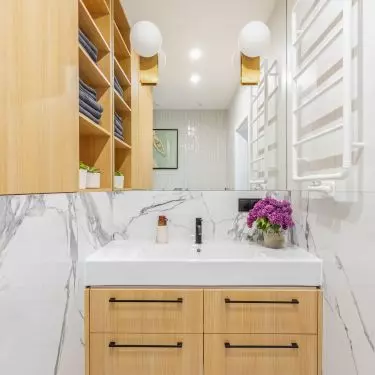 In the second bathroom, the architect opted for large-format tiles imitating marble