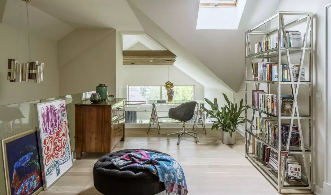 On the mezzanine was arranged a home office