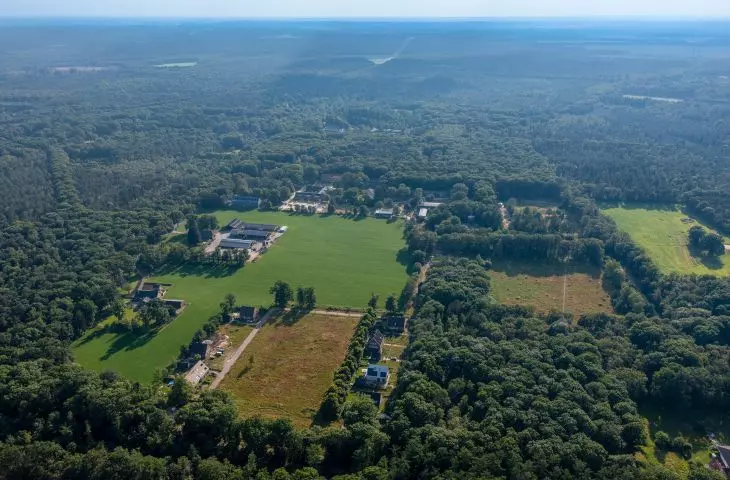 Widok z lotu ptaka na Buitenplaats Koningsweg otoczony lasem Veluwe