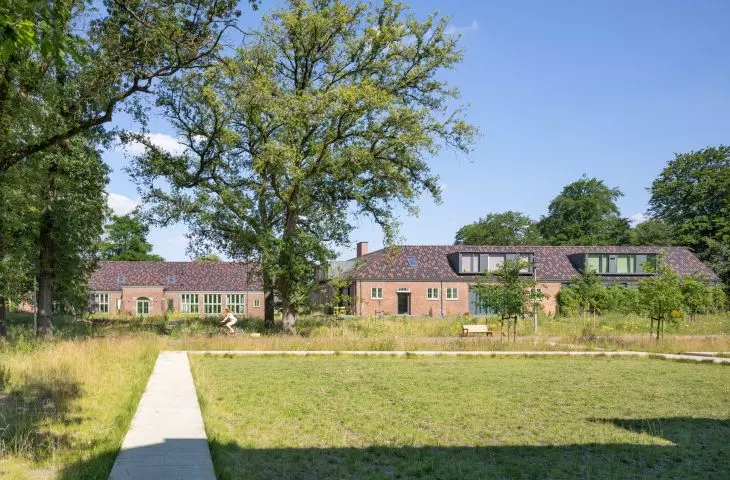 Dwa odnowione budynki mieszkalne, łączące nowoczesność z tradycyjnym XX-wiecznym stylem architektonicznym