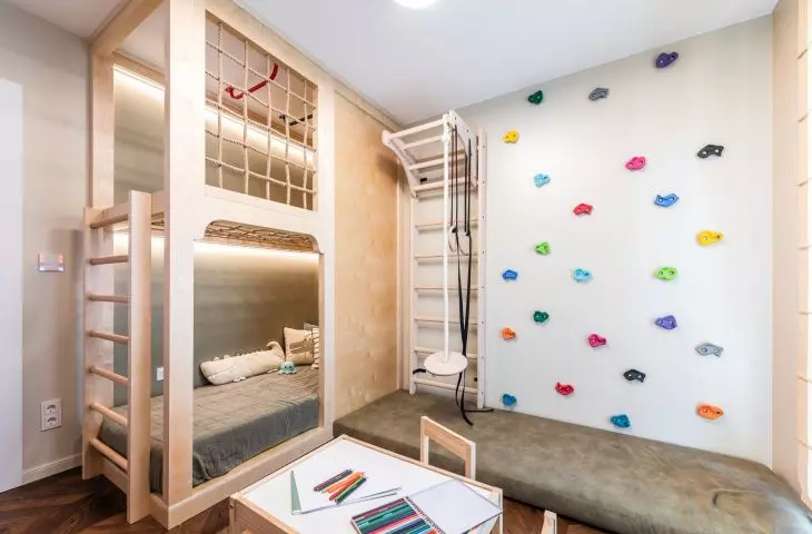 In the playroom, boys can use, among other things, a climbing wall