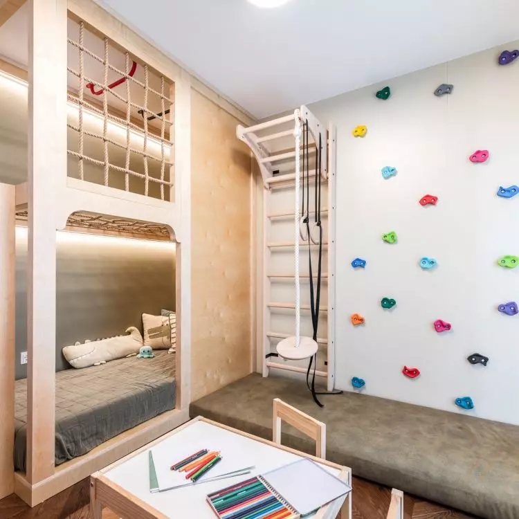 In the playroom, boys can use, among other things, a climbing wall