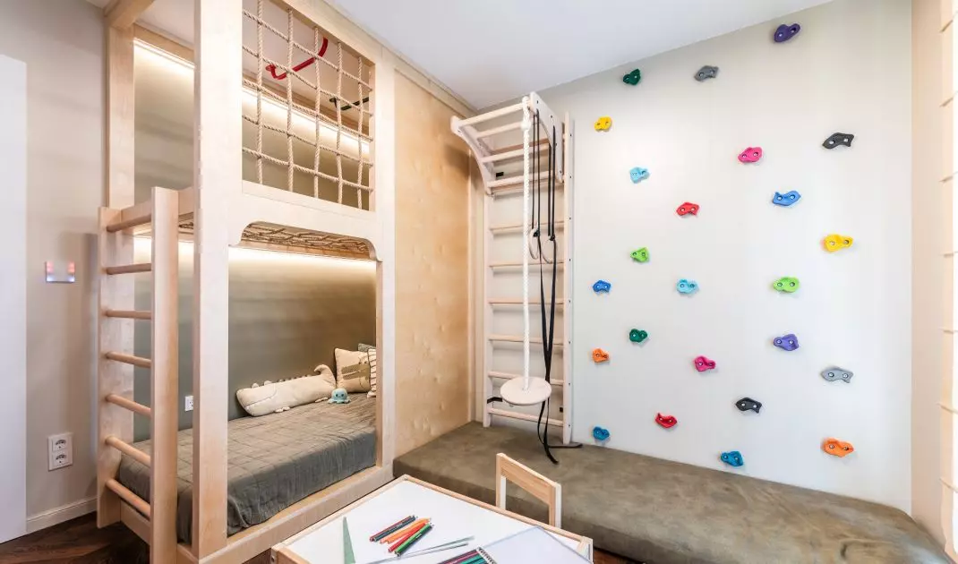 In the playroom, boys can use, among other things, a climbing wall