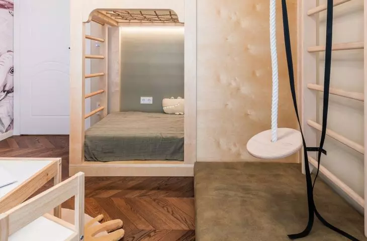 A gymnastic ladder was placed in the corner along with a climbing rope and exercise hoops