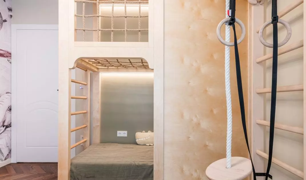 A gymnastic ladder was placed in the corner along with a climbing rope and exercise hoops