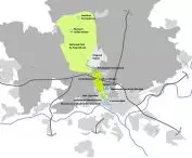 Mapa z zaznaczonym Parkiem Narodowym De Hoge Veluwe oraz okolicznymi punktami orientacyjnymi z zielonymi strefami i interesującymi miejscami