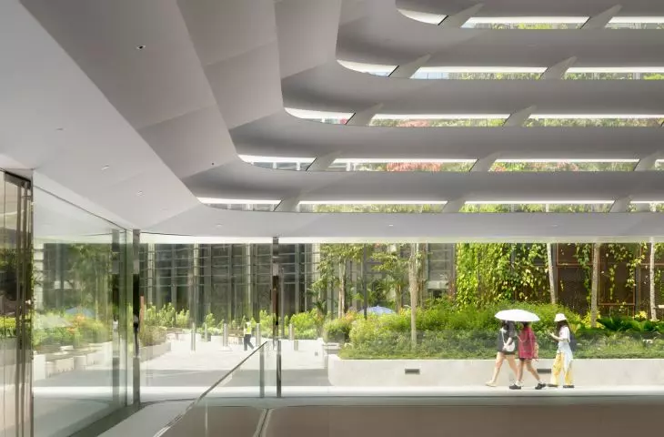 Apple Store's lowest slat extends outward shielding the glass facade and creating a shaded walkway around the edge of the store