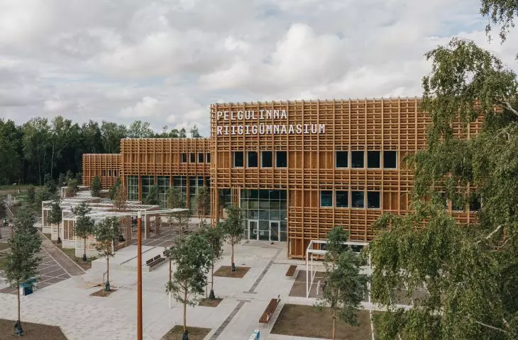 The wooden facade of Pelgulinna State Secondary School reflects the symbiosis of modern architecture with the natural surroundings of the Merimetsa forest