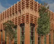 The wooden trellis of Arhitekt Must's design surrounding the building emphasizes its natural character and creates a dynamic play of light and shadow
