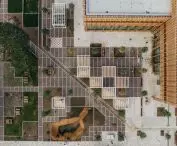 Widok na minimalistyczny plac przy Pelgulinna State Secondary School z lotu ptaka 