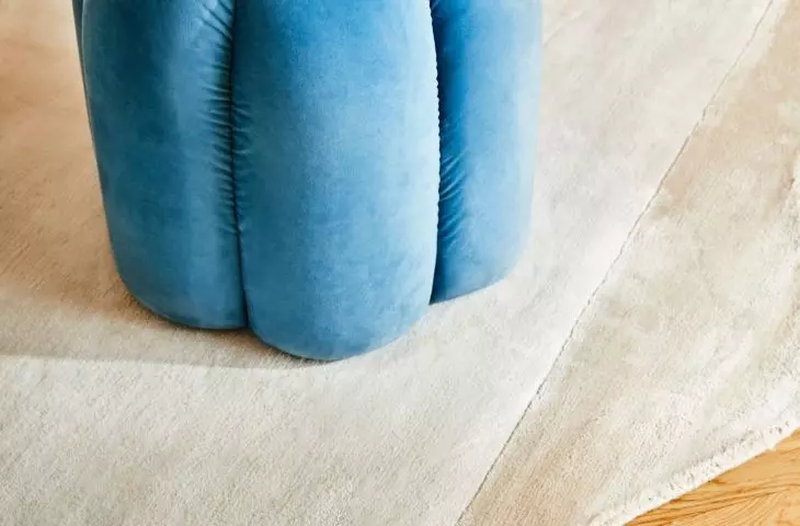 A carpet resembling spilled paint will give the space an artistic touch