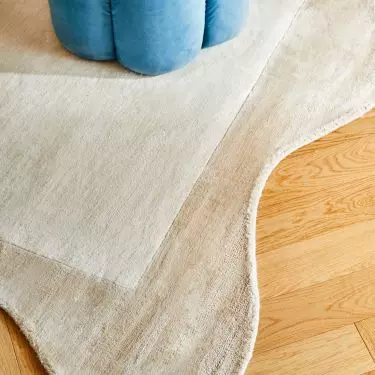 A carpet resembling spilled paint will give the space an artistic touch